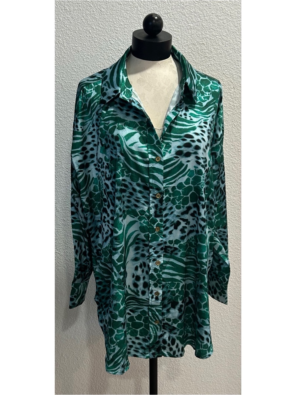 Entro Women’s Leopard Button Down Sz XL Blue Black Green Blouse Tunic Top Satin